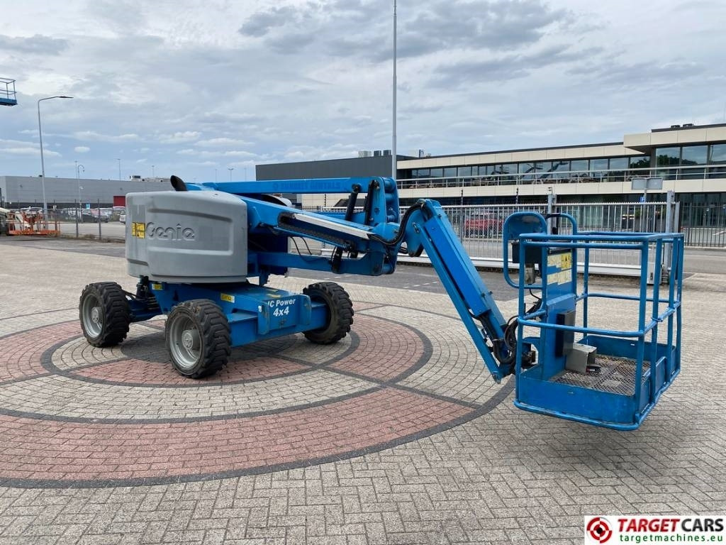Genie Z-45/25J Articulated 4x4 Diesel Boom Work Lift 16M - Személyemelő: 2 kép. Genie Z-45/25J Articulated 4x4 Diesel Boom Work Lift 16M - Személyemelő: 2 kép.