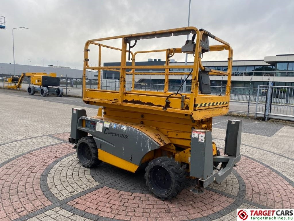 Haulotte Compact 12DX Diesel 4x4 Scissor Work Lift 1206cm - Ollós emelő: 2 kép. Haulotte Compact 12DX Diesel 4x4 Scissor Work Lift 1206cm - Ollós emelő: 2 kép.