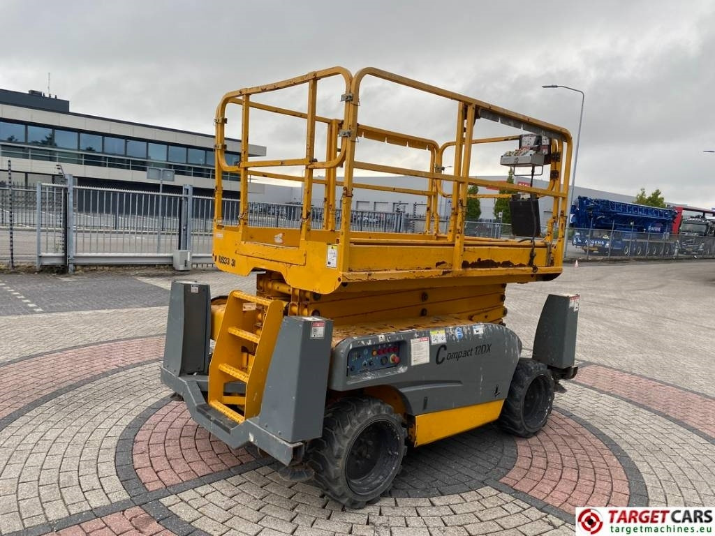 Haulotte Compact 12DX Diesel 4x4 Scissor Work Lift 1206cm - Ollós emelő: 3 kép. Haulotte Compact 12DX Diesel 4x4 Scissor Work Lift 1206cm - Ollós emelő: 3 kép.