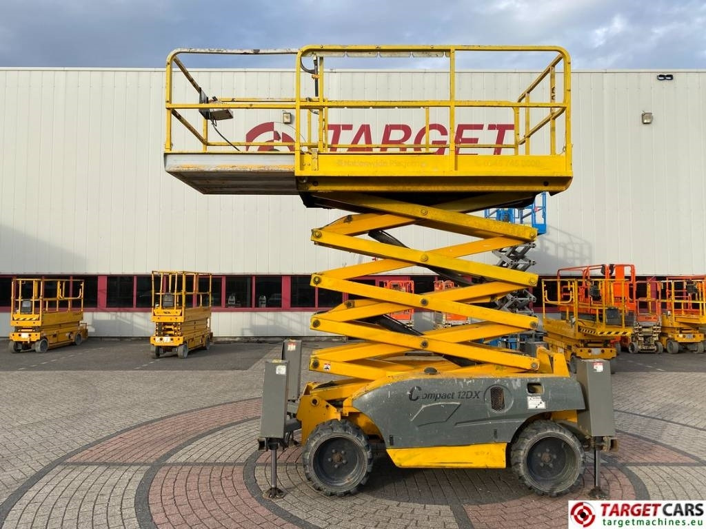 Haulotte Compact 12DX Diesel 4x4 Scissor Work Lift 1206cm - Ollós emelő: 5 kép. Haulotte Compact 12DX Diesel 4x4 Scissor Work Lift 1206cm - Ollós emelő: 5 kép.