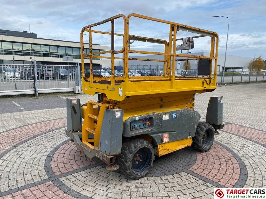 Haulotte Compact 12DX Diesel 4x4 Scissor Work Lift 1206cm - Ollós emelő: 3 kép. Haulotte Compact 12DX Diesel 4x4 Scissor Work Lift 1206cm - Ollós emelő: 3 kép.
