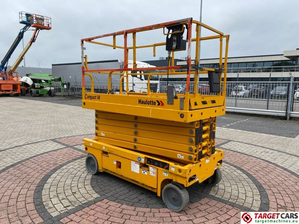 Haulotte Compact 14 Electric Scissor Work Lift 1385cm - Ollós emelő: 2 kép. Haulotte Compact 14 Electric Scissor Work Lift 1385cm - Ollós emelő: 2 kép.