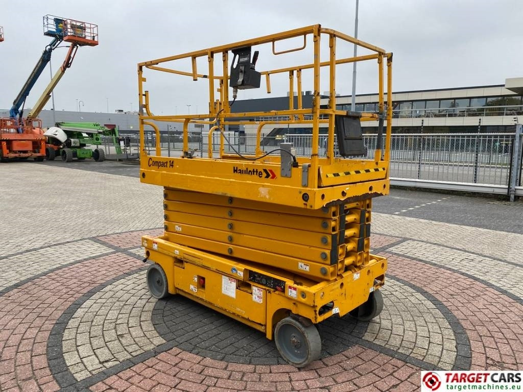 Haulotte Compact 14 Electric Scissor Work lift 1385cm - Ollós emelő: 2 kép. Haulotte Compact 14 Electric Scissor Work lift 1385cm - Ollós emelő: 2 kép.