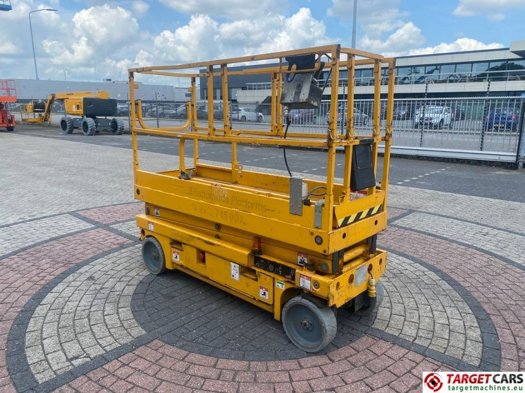 Haulotte Compact 8 Electric Scissor Work Lift 818cm - Ollós emelő: 2 kép. Haulotte Compact 8 Electric Scissor Work Lift 818cm - Ollós emelő: 2 kép.