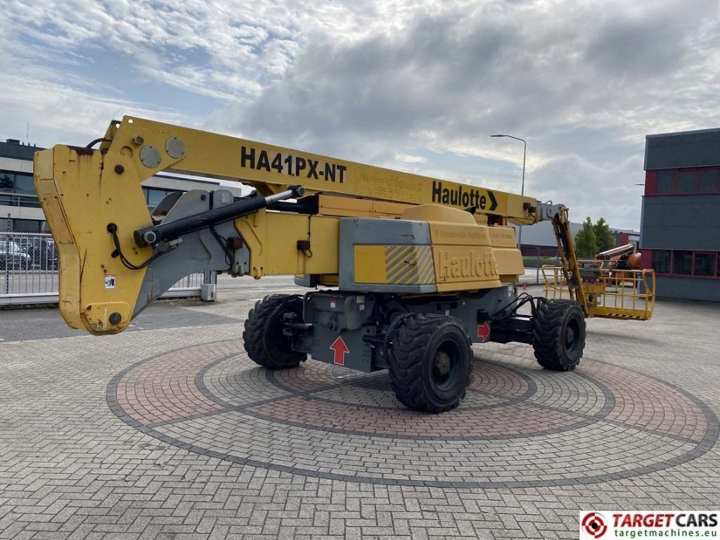 Haulotte HA41PX Articulated 4x4x4 Diesel Boom Work Lift 41M - Személyemelő: 3 kép. Haulotte HA41PX Articulated 4x4x4 Diesel Boom Work Lift 41M - Személyemelő: 3 kép.