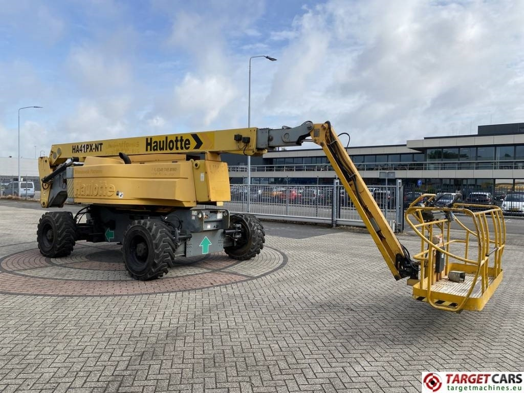 Haulotte HA41PX Articulated 4x4x4 Diesel Boom Work Lift 41M - Személyemelő: 2 kép. Haulotte HA41PX Articulated 4x4x4 Diesel Boom Work Lift 41M - Személyemelő: 2 kép.