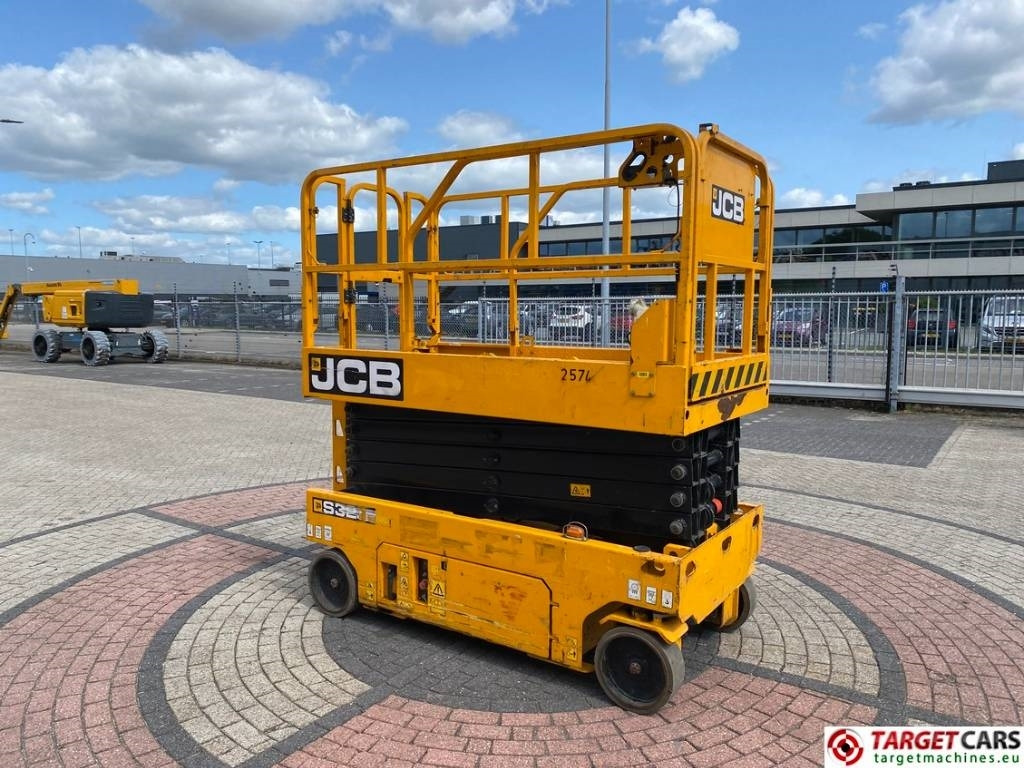 JCB S3246E Electric Scissor Work Lift 1200cm - Ollós emelő: 2 kép. JCB S3246E Electric Scissor Work Lift 1200cm - Ollós emelő: 2 kép.
