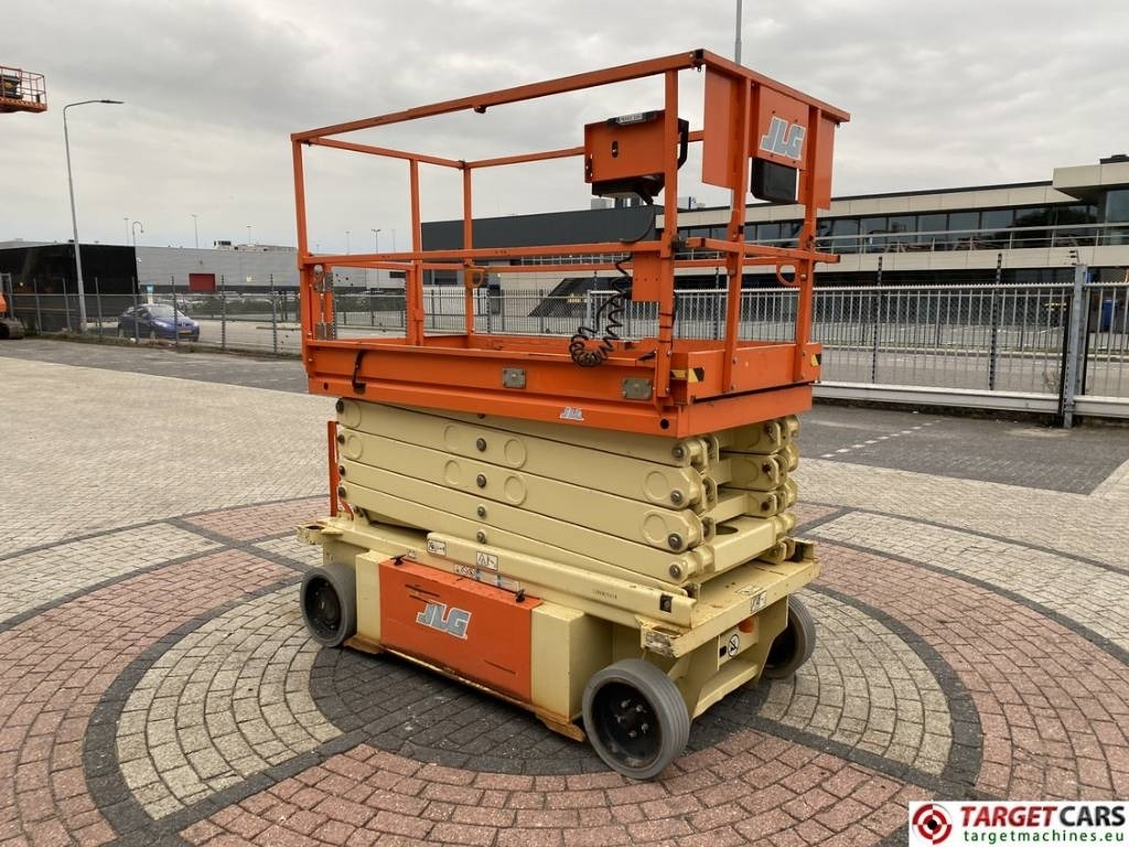 JLG 10RS Electric Scissor Work Lift 1175cm - Ollós emelő: 2 kép. JLG 10RS Electric Scissor Work Lift 1175cm - Ollós emelő: 2 kép.