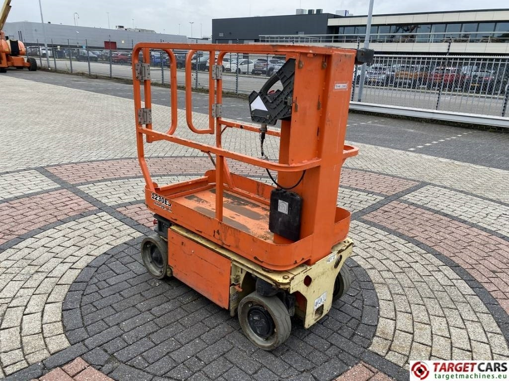 JLG 1230ES Electric Vertical Mast Work Lift 566cm - Oszlopos személyemelő: 2 kép. JLG 1230ES Electric Vertical Mast Work Lift 566cm - Oszlopos személyemelő: 2 kép.