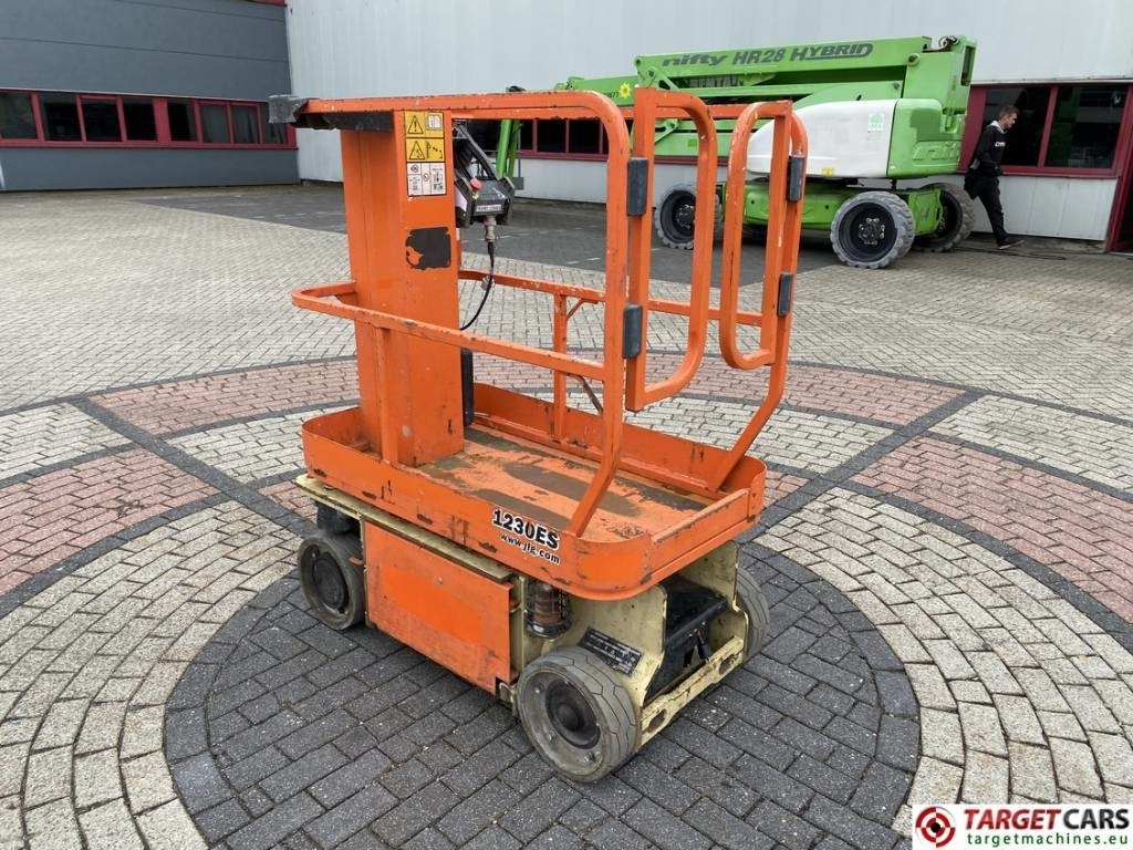 JLG 1230ES Electric Vertical Mast Work Lift 566cm - Oszlopos személyemelő: 4 kép. JLG 1230ES Electric Vertical Mast Work Lift 566cm - Oszlopos személyemelő: 4 kép.