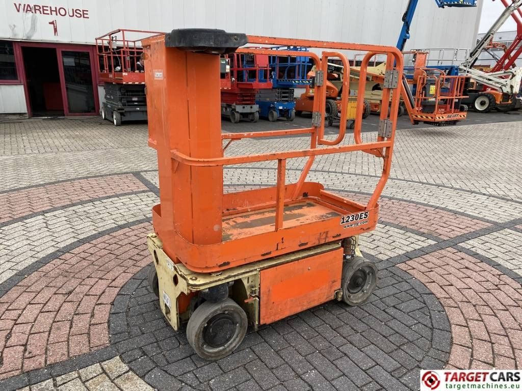 JLG 1230ES Electric Vertical Mast Work Lift 566cm - Oszlopos személyemelő: 1 kép. JLG 1230ES Electric Vertical Mast Work Lift 566cm - Oszlopos személyemelő: 1 kép.