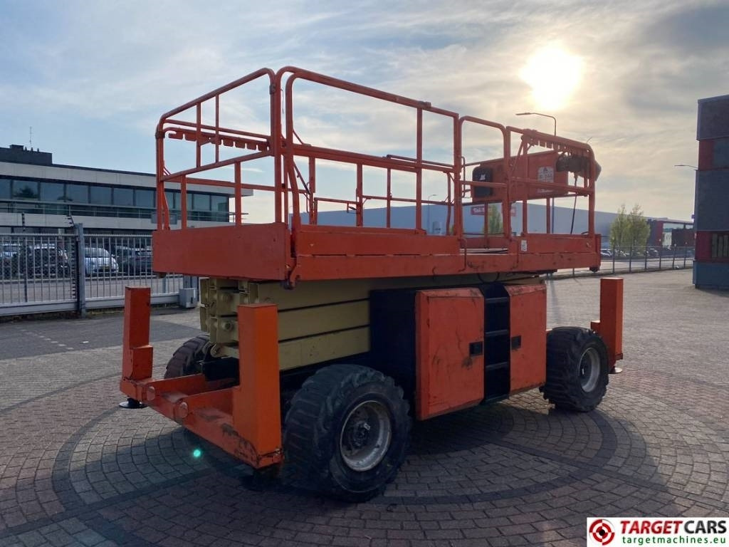 JLG 330LRT Diesel 4x4 Scissor Work Lift 1200cm - Ollós emelő: 3 kép. JLG 330LRT Diesel 4x4 Scissor Work Lift 1200cm - Ollós emelő: 3 kép.