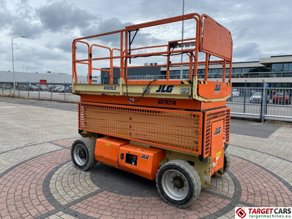 JLG 4069LE Electric Scissor Work Lift 1419cm - Ollós emelő: 2 kép. JLG 4069LE Electric Scissor Work Lift 1419cm - Ollós emelő: 2 kép.