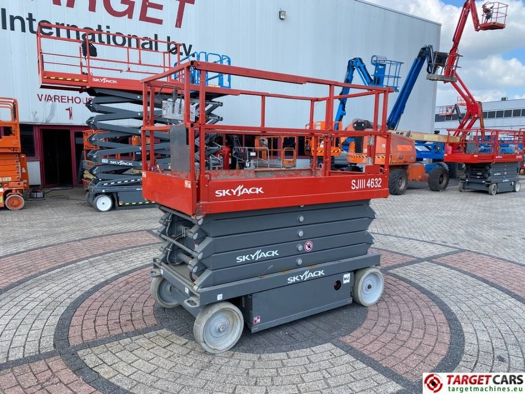 SkyJack SJ4632 Electric 4632 Scissor Work LIft 1170cm - Ollós emelő: 1 kép. SkyJack SJ4632 Electric 4632 Scissor Work LIft 1170cm - Ollós emelő: 1 kép.