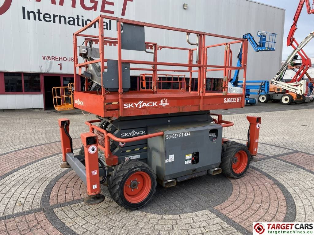 SkyJack SJ6832RT Diesel Scissor Work Lift 1180cm - Ollós emelő: 1 kép. SkyJack SJ6832RT Diesel Scissor Work Lift 1180cm - Ollós emelő: 1 kép.