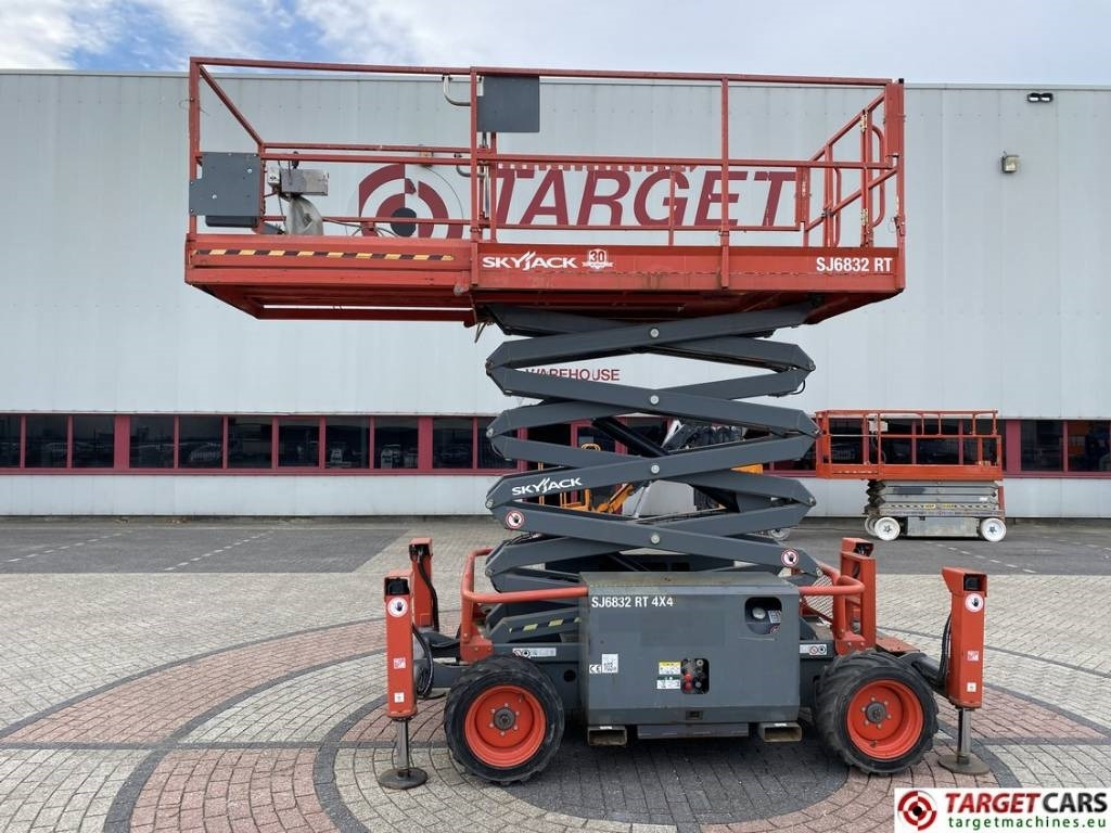 SkyJack SJ6832RT Diesel Scissor Work Lift 1180cm - Ollós emelő: 5 kép. SkyJack SJ6832RT Diesel Scissor Work Lift 1180cm - Ollós emelő: 5 kép.