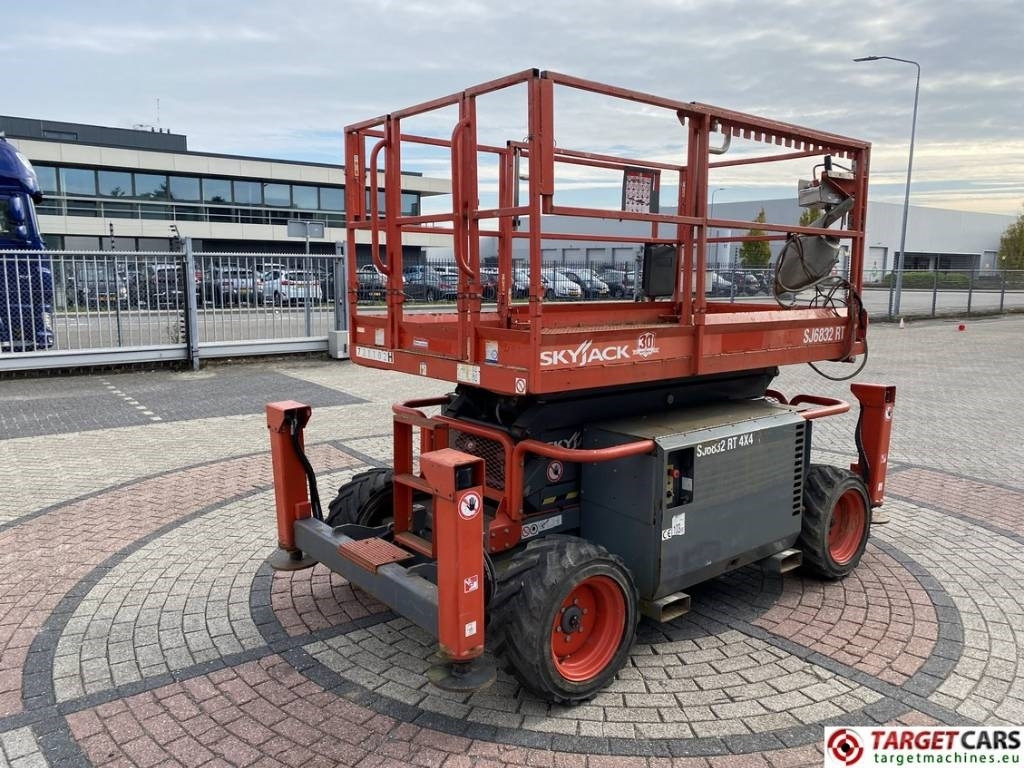SkyJack SJ6832RT Diesel Scissor Work Lift 1180cm - Ollós emelő: 3 kép. SkyJack SJ6832RT Diesel Scissor Work Lift 1180cm - Ollós emelő: 3 kép.
