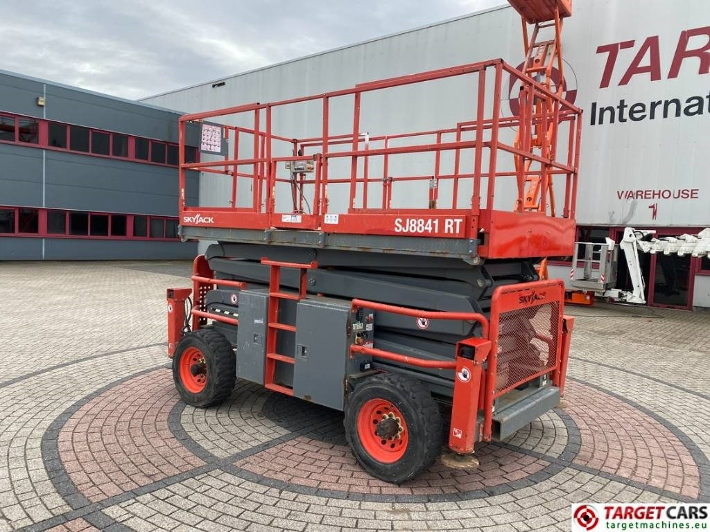 SkyJack SJ8841RT Diesel 4x4 Scissor Work Lift 1430cm - Ollós emelő: 4 kép. SkyJack SJ8841RT Diesel 4x4 Scissor Work Lift 1430cm - Ollós emelő: 4 kép.