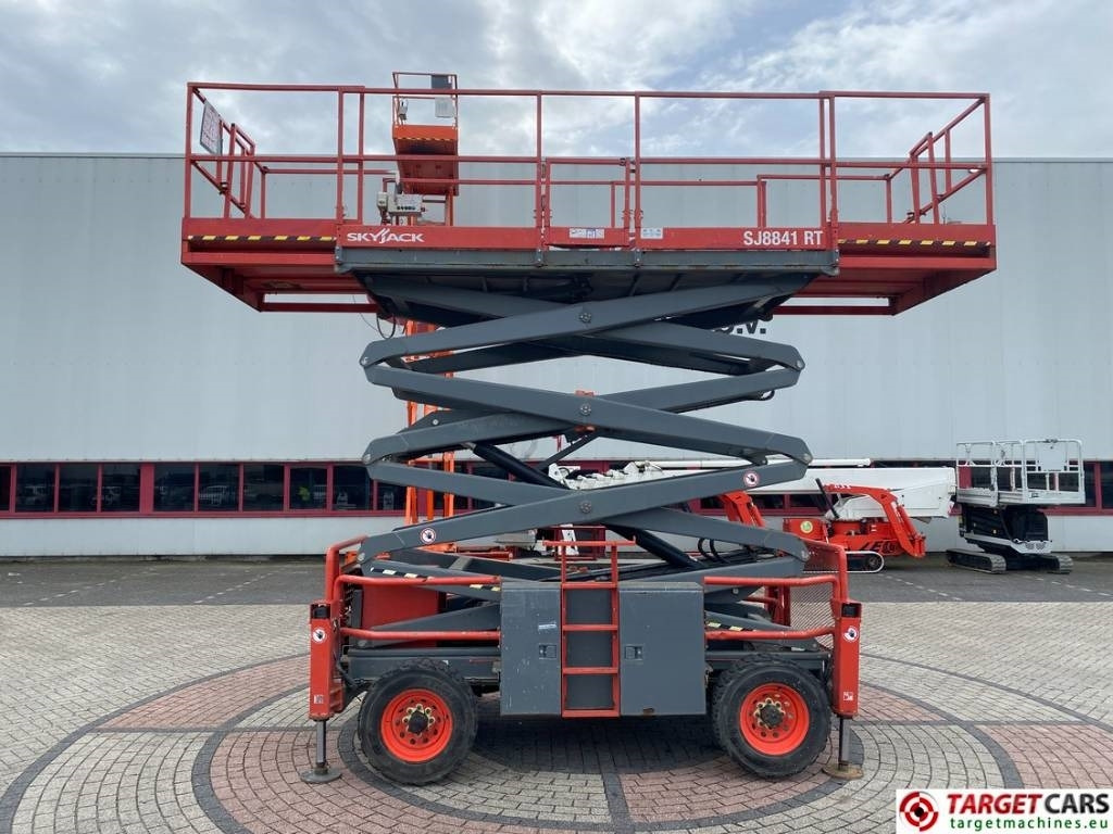 SkyJack SJ8841RT Diesel 4x4 Scissor Work Lift 1430cm - Ollós emelő: 5 kép. SkyJack SJ8841RT Diesel 4x4 Scissor Work Lift 1430cm - Ollós emelő: 5 kép.