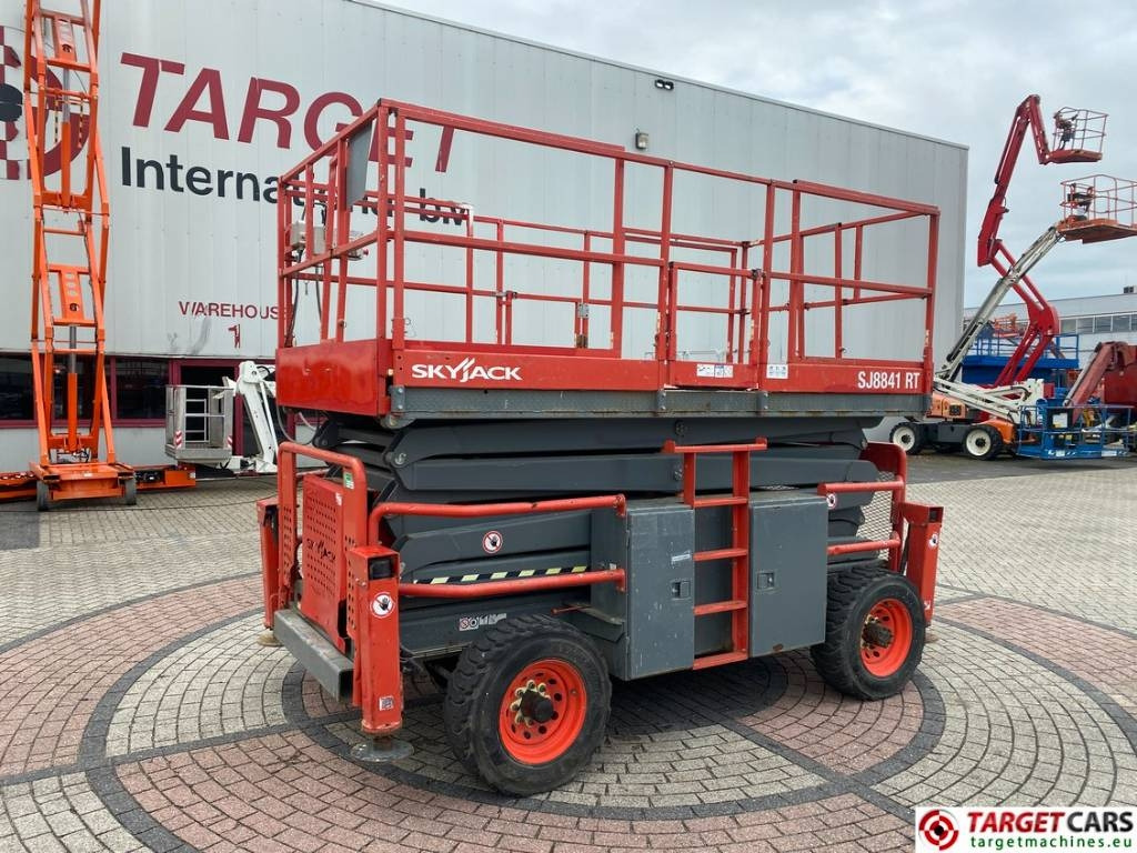 SkyJack SJ8841RT Diesel 4x4 Scissor Work Lift 1430cm - Ollós emelő: 1 kép. SkyJack SJ8841RT Diesel 4x4 Scissor Work Lift 1430cm - Ollós emelő: 1 kép.