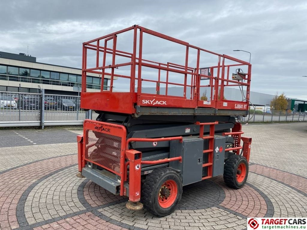 SkyJack SJ8841RT Diesel 4x4 Scissor Work Lift 1430cm - Ollós emelő: 3 kép. SkyJack SJ8841RT Diesel 4x4 Scissor Work Lift 1430cm - Ollós emelő: 3 kép.