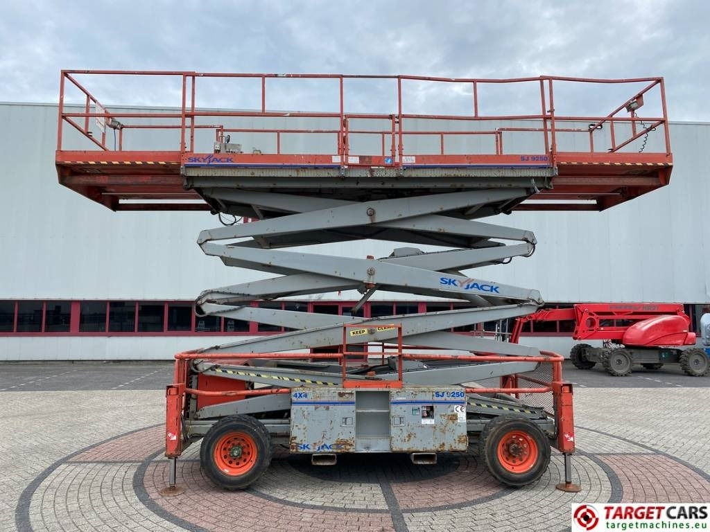 SkyJack SJ9250 RT Diesel Scissor Work Lift 1720cm - Ollós emelő: 5 kép. SkyJack SJ9250 RT Diesel Scissor Work Lift 1720cm - Ollós emelő: 5 kép.
