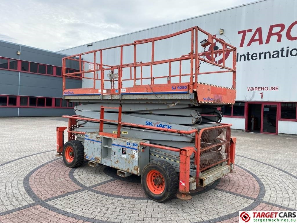 SkyJack SJ9250 RT Diesel Scissor Work Lift 1720cm - Ollós emelő: 4 kép. SkyJack SJ9250 RT Diesel Scissor Work Lift 1720cm - Ollós emelő: 4 kép.