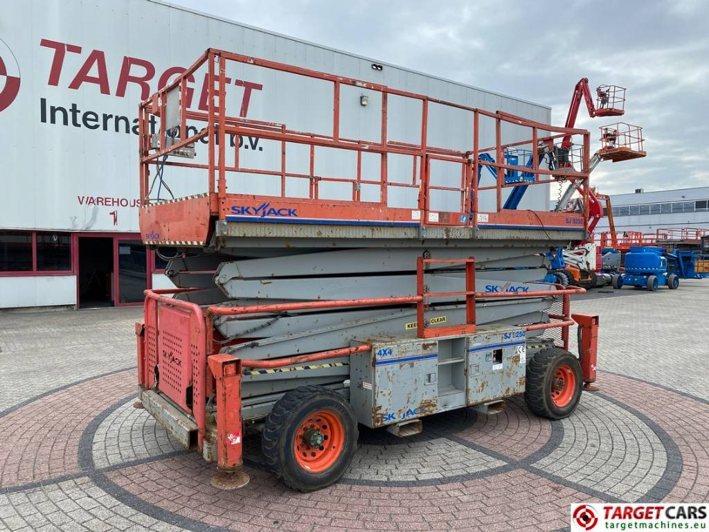 SkyJack SJ9250 RT Diesel Scissor Work Lift 1720cm - Ollós emelő: 1 kép. SkyJack SJ9250 RT Diesel Scissor Work Lift 1720cm - Ollós emelő: 1 kép.
