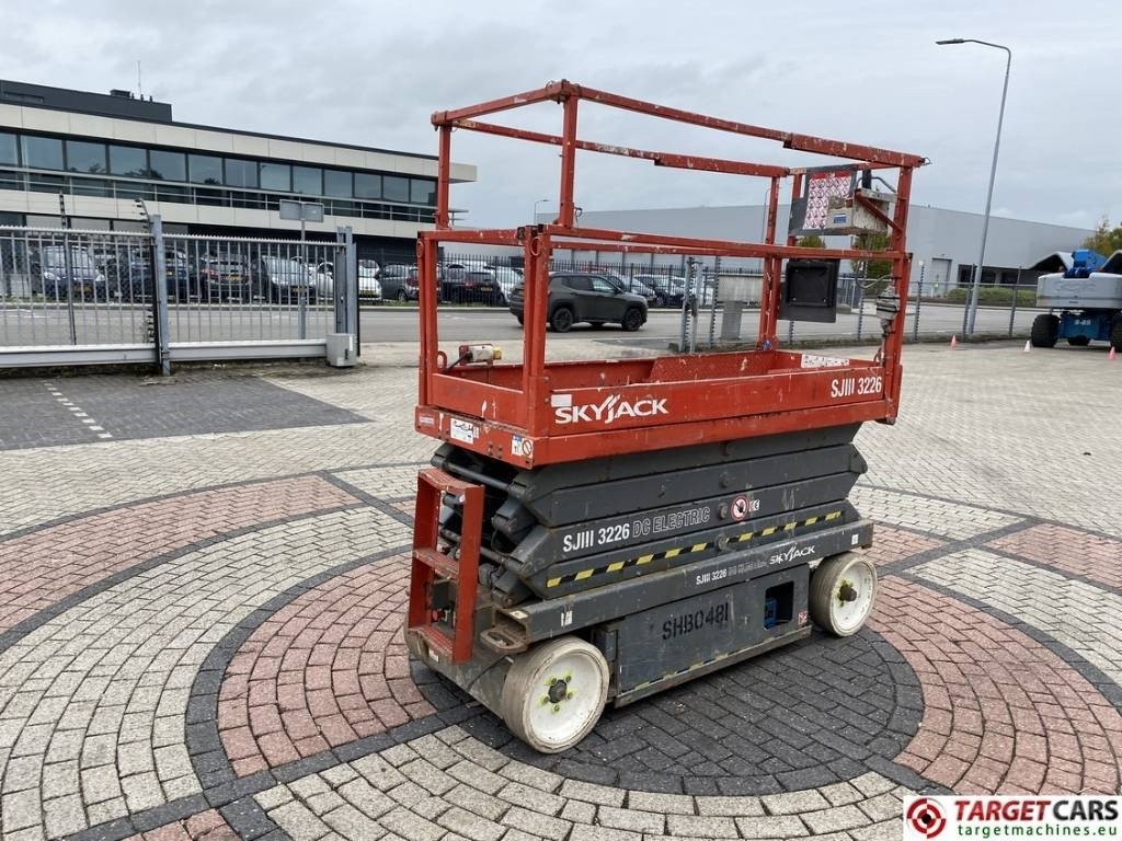 SkyJack SJIII-3226 Electric Scissor Work Lift 990cm - Ollós emelő: 3 kép. SkyJack SJIII-3226 Electric Scissor Work Lift 990cm - Ollós emelő: 3 kép.