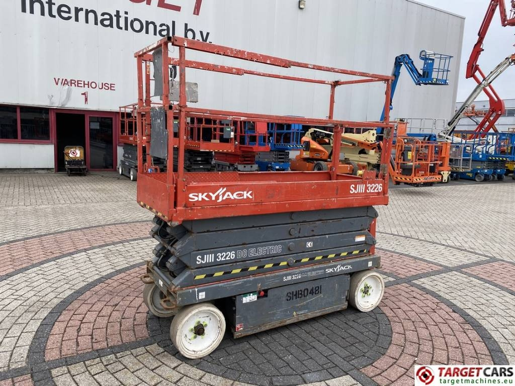 SkyJack SJIII-3226 Electric Scissor Work Lift 990cm - Ollós emelő: 1 kép. SkyJack SJIII-3226 Electric Scissor Work Lift 990cm - Ollós emelő: 1 kép.