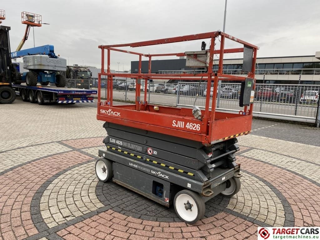 SkyJack SJIII-4626 Electric 4626 Scissor Work Lift 990cm - Ollós emelő: 2 kép. SkyJack SJIII-4626 Electric 4626 Scissor Work Lift 990cm - Ollós emelő: 2 kép.