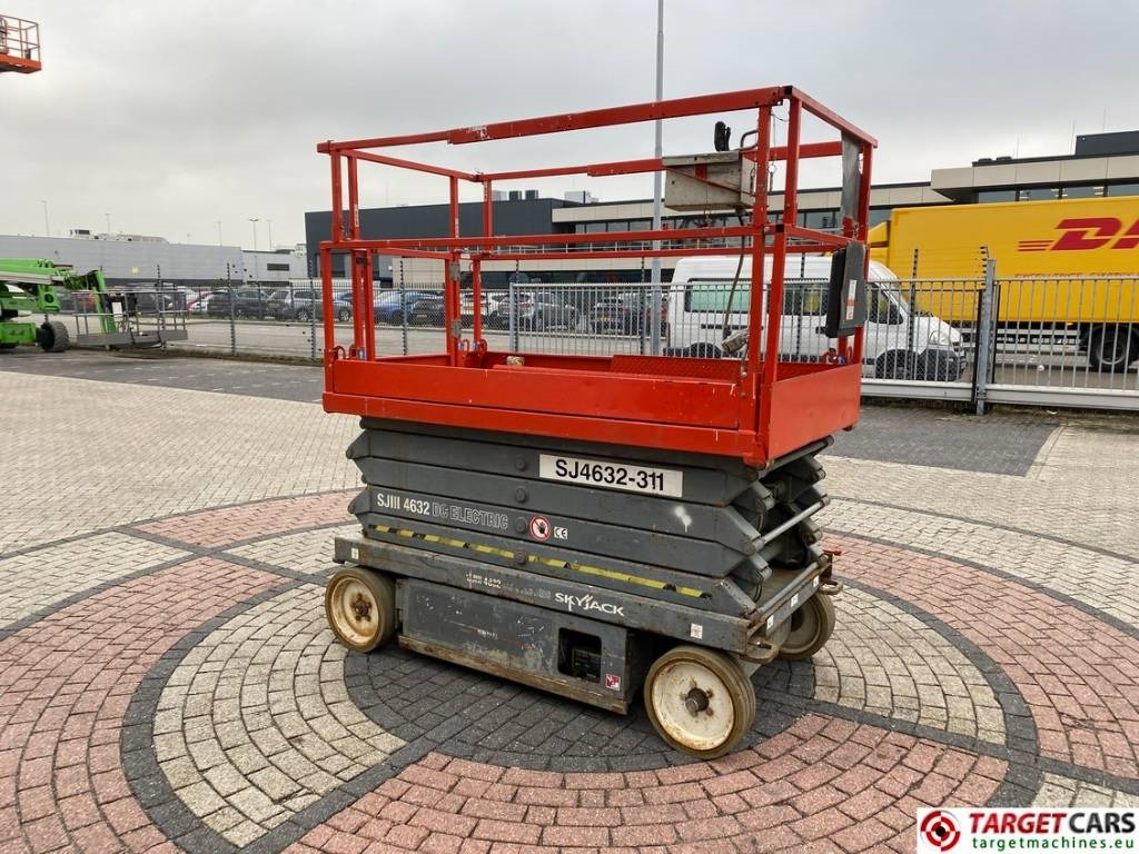 SkyJack SJIII-4632 Electric 4632 Scissor Work Lift 1170cm - Ollós emelő: 2 kép. SkyJack SJIII-4632 Electric 4632 Scissor Work Lift 1170cm - Ollós emelő: 2 kép.