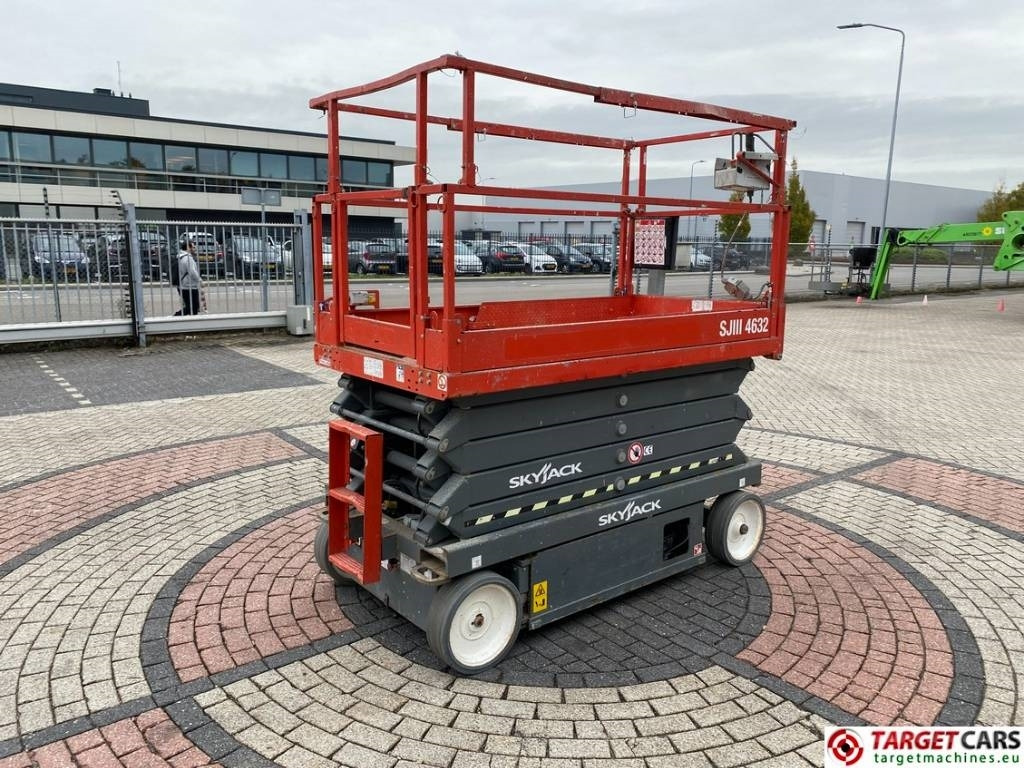 SkyJack SJIII-4632 Electric 4632 Scissor Work Lift 1170cm - Ollós emelő: 3 kép. SkyJack SJIII-4632 Electric 4632 Scissor Work Lift 1170cm - Ollós emelő: 3 kép.