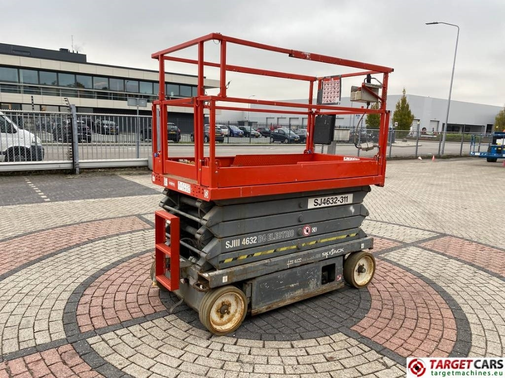 SkyJack SJIII-4632 Electric 4632 Scissor Work Lift 1170cm - Ollós emelő: 3 kép. SkyJack SJIII-4632 Electric 4632 Scissor Work Lift 1170cm - Ollós emelő: 3 kép.