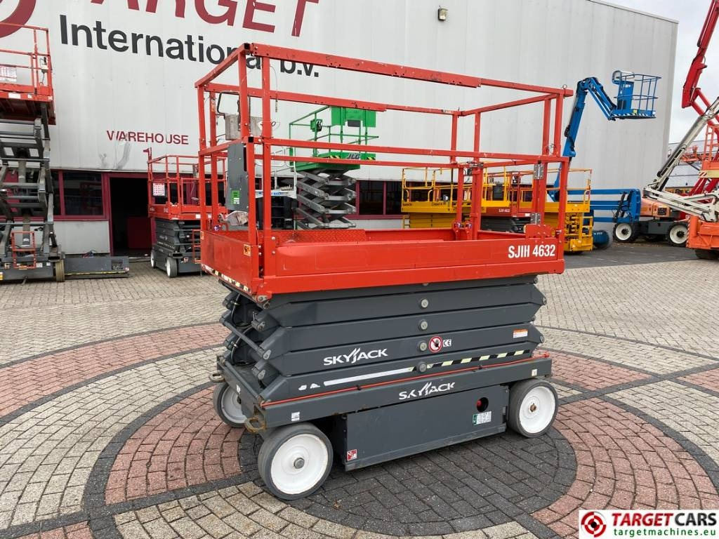 SkyJack SJIII-4632 Electric 4632 Scissor Work Lift 1170cm - Ollós emelő: 1 kép. SkyJack SJIII-4632 Electric 4632 Scissor Work Lift 1170cm - Ollós emelő: 1 kép.