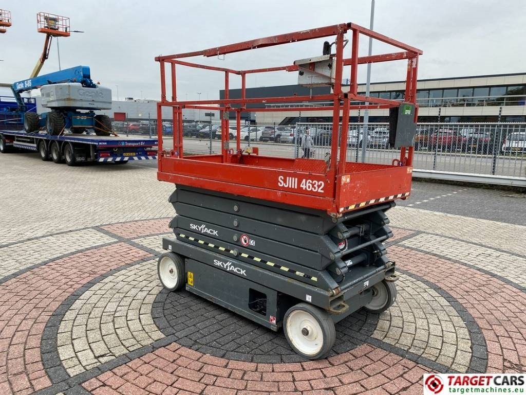 SkyJack SJIII-4632 Electric 4632 Scissor Work Lift 1170cm - Ollós emelő: 2 kép. SkyJack SJIII-4632 Electric 4632 Scissor Work Lift 1170cm - Ollós emelő: 2 kép.