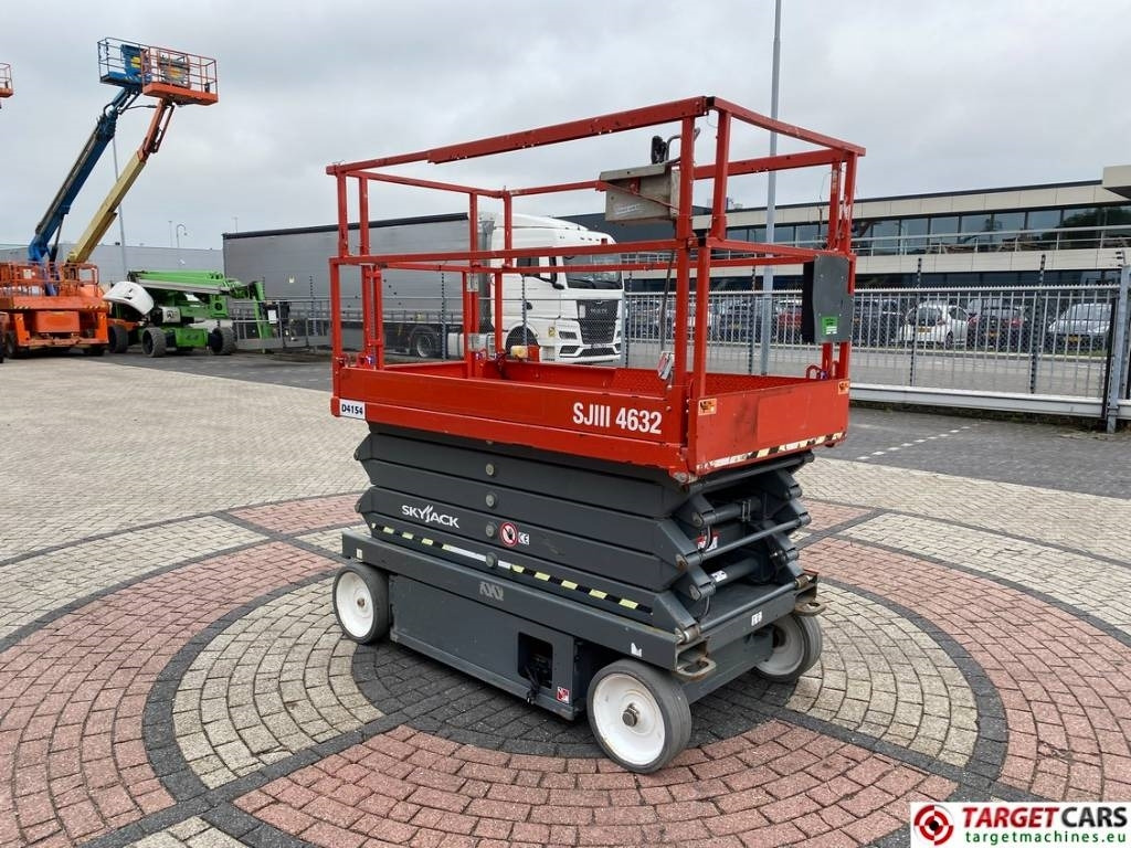 SkyJack SJIII-4632 Electric 4632 Scissor Work Lift 1170cm - Ollós emelő: 2 kép. SkyJack SJIII-4632 Electric 4632 Scissor Work Lift 1170cm - Ollós emelő: 2 kép.