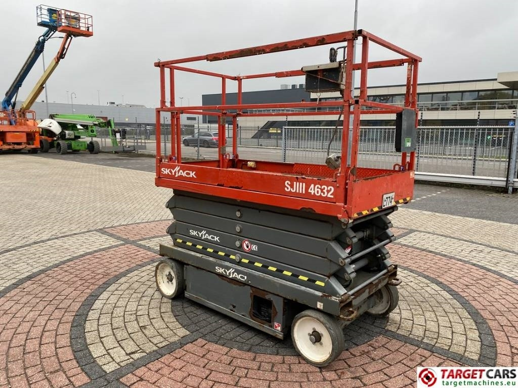 SkyJack SJIII-4632 Electric 4632 Scissor Work Lift 1170cm - Ollós emelő: 2 kép. SkyJack SJIII-4632 Electric 4632 Scissor Work Lift 1170cm - Ollós emelő: 2 kép.