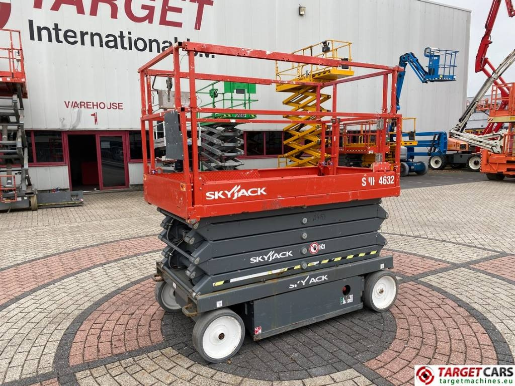 SkyJack SJIII-4632 Electric 4632 Scissor Work Lift 1170cm - Ollós emelő: 1 kép. SkyJack SJIII-4632 Electric 4632 Scissor Work Lift 1170cm - Ollós emelő: 1 kép.