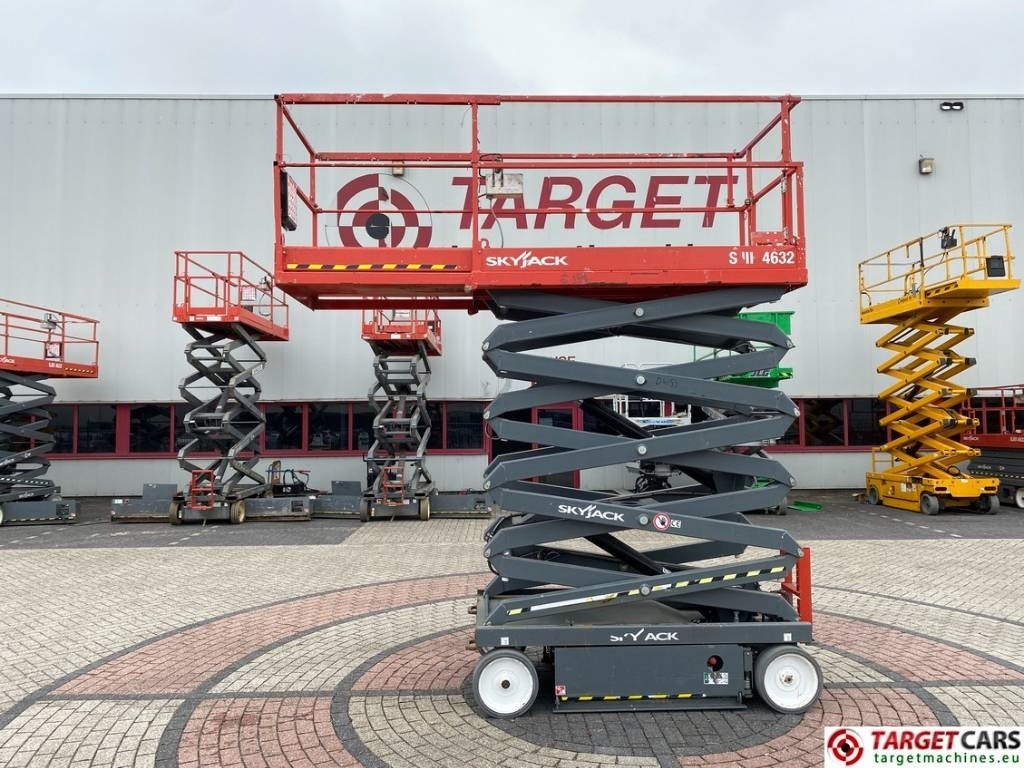SkyJack SJIII-4632 Electric 4632 Scissor Work Lift 1170cm - Ollós emelő: 5 kép. SkyJack SJIII-4632 Electric 4632 Scissor Work Lift 1170cm - Ollós emelő: 5 kép.