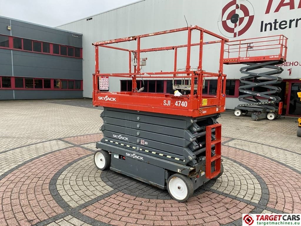 SkyJack SJIII-4740 Electric 4740 Scissor Work Lift 1380cm - Ollós emelő: 4 kép. SkyJack SJIII-4740 Electric 4740 Scissor Work Lift 1380cm - Ollós emelő: 4 kép.