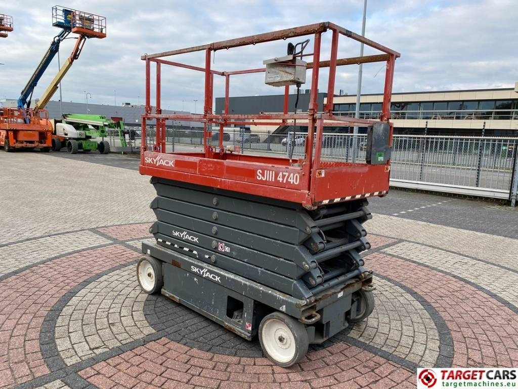 SkyJack SJIII-4740 Electric 4740 Scissor Work Lift 1380cm - Ollós emelő: 2 kép. SkyJack SJIII-4740 Electric 4740 Scissor Work Lift 1380cm - Ollós emelő: 2 kép.