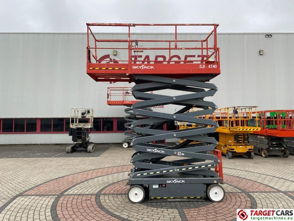SkyJack SJIII-4740 Electric 4740 Scissor Work Lift 1380cm - Ollós emelő: 5 kép. SkyJack SJIII-4740 Electric 4740 Scissor Work Lift 1380cm - Ollós emelő: 5 kép.