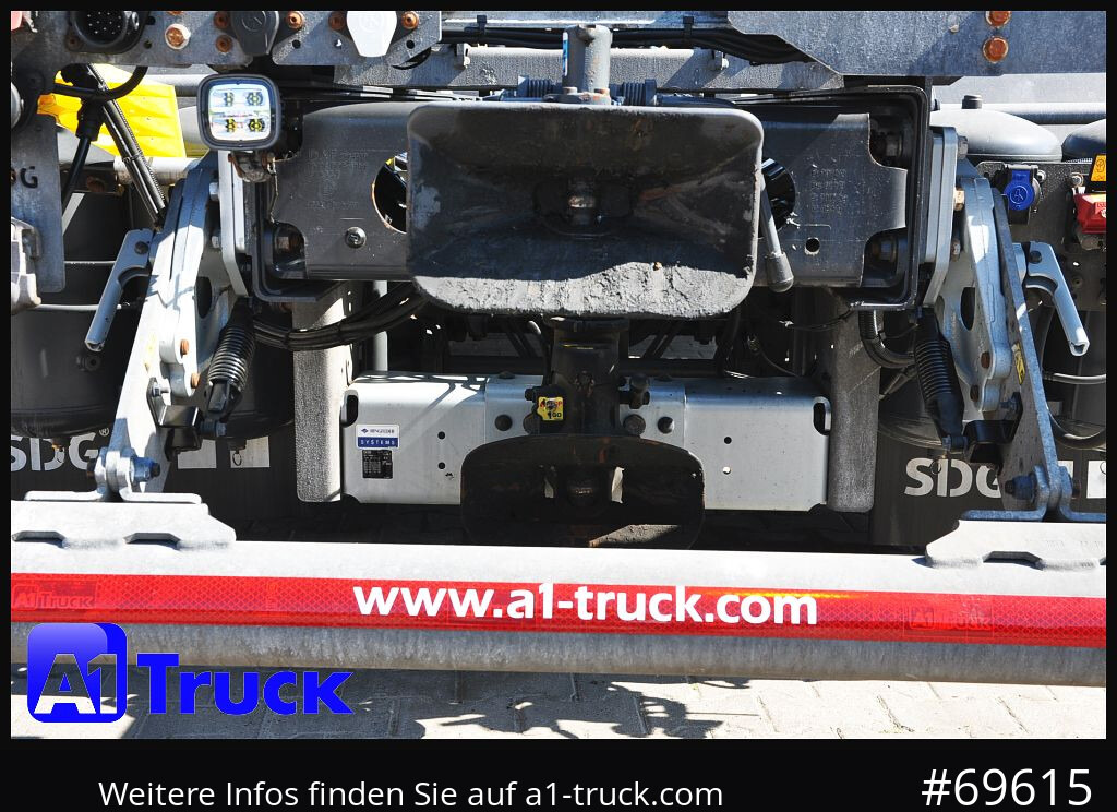 DAF XF530 FAN Multi 2x AHK Lenkachse, - Cserefelépítményes teherautó: 3 kép. DAF XF530 FAN Multi 2x AHK Lenkachse, - Cserefelépítményes teherautó: 3 kép.