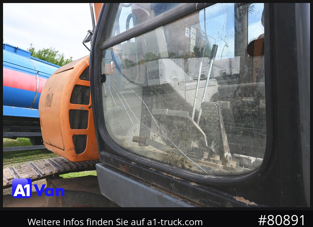 LIEBHERR 924 Compact, Kettenbagger - Lánctalpas kotró: 2 kép. LIEBHERR 924 Compact, Kettenbagger - Lánctalpas kotró: 2 kép.