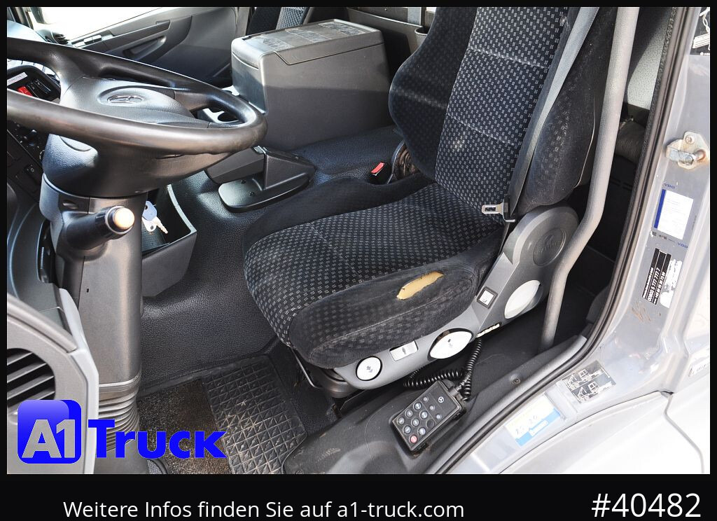 MERCEDES-BENZ 1824 LL Carrier 950 Mt, 3 Kammern, Automatik - Hűtős teherautó: 4 kép. MERCEDES-BENZ 1824 LL Carrier 950 Mt, 3 Kammern, Automatik - Hűtős teherautó: 4 kép.