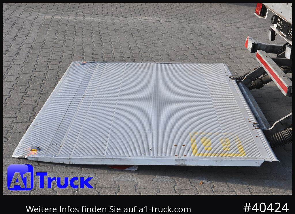 SCHMITZ Getränke, Lenkachse, LBW, Ladebordwand, kurzer Aufbau - Ponyvás félpótkocsi: 2 kép. SCHMITZ Getränke, Lenkachse, LBW, Ladebordwand, kurzer Aufbau - Ponyvás félpótkocsi: 2 kép.