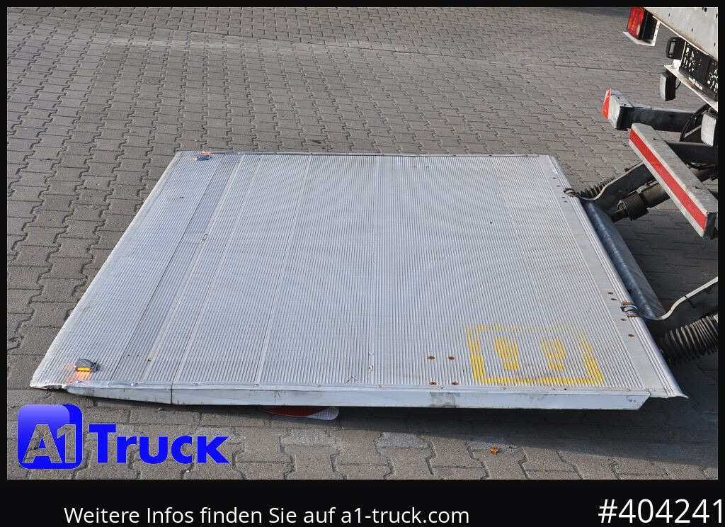 SCHMITZ Getränke, Lenkachse, LBW, Ladebordwand, kurzer Aufbau - Félpótkocsi italszállító: 2 kép. SCHMITZ Getränke, Lenkachse, LBW, Ladebordwand, kurzer Aufbau - Félpótkocsi italszállító: 2 kép.