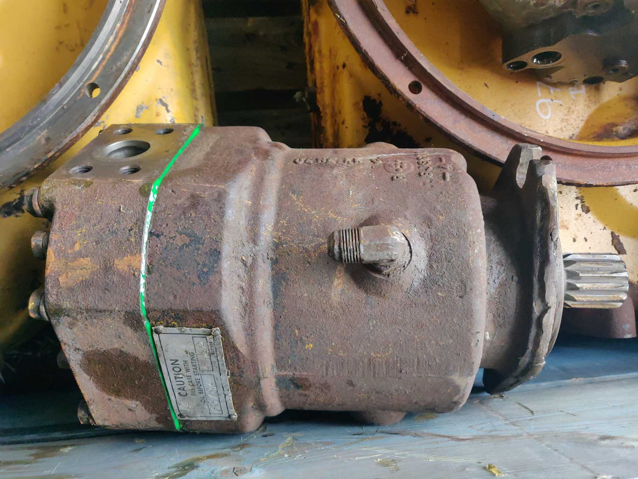 Caterpillar 225 MOTORE IDRAULICO ROTAZIONE - Hidraulikus motor - Építőipari gépek: 1 kép. Caterpillar 225 MOTORE IDRAULICO ROTAZIONE - Hidraulikus motor - Építőipari gépek: 1 kép.