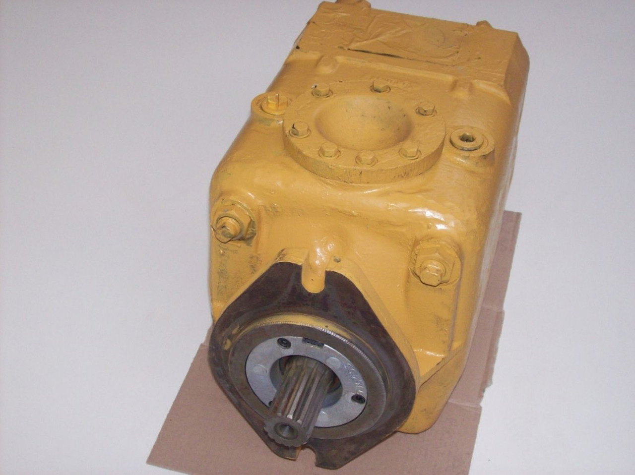 Caterpillar 235 POMPA IDRAULICA - Hidraulikus szivattyú - Építőipari gépek: 1 kép. Caterpillar 235 POMPA IDRAULICA - Hidraulikus szivattyú - Építőipari gépek: 1 kép.